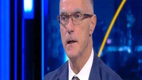 郑钦文罕见情绪失控，掷香蕉皮抒发情绪，晋级后感慨：潮湿炎热天气让比赛倍感艰辛。